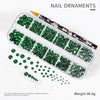 Contenedor de plástico transparente lleno de ornamentos de uñas de diamantes verdes brillantes y un diamante plano.