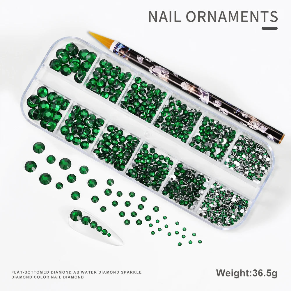 Contenedor de plástico transparente lleno de ornamentos de uñas de diamantes verdes brillantes y un diamante plano.