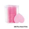 Un recipiente transparente lleno de 200 toallitas para uñas rosas y una toallita con forma de corazón.
