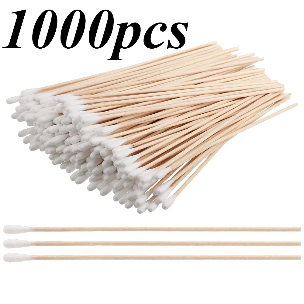 Une pile de 1000 cotons-tiges réutilisables à manche en bois avec des troisiers en coton blanc.