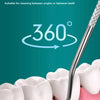 Outil de dentifrice en acier inoxydable nettoyant entre les dents sur une gencive rose.