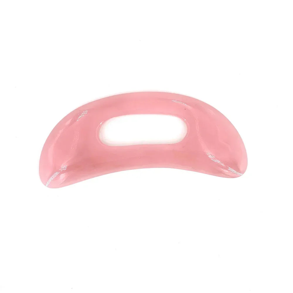 Table de massage guasha en pierre naturelle rose pour le visage ou le corps.