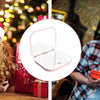 Une jeune femme sourit en tenant un miroir de toilette pliable compact avec une lumière LED intégrée.