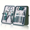 Kit profesional de cuidado de uñas de acero inoxidable con diversas herramientas y cuchillas en una caja verde.