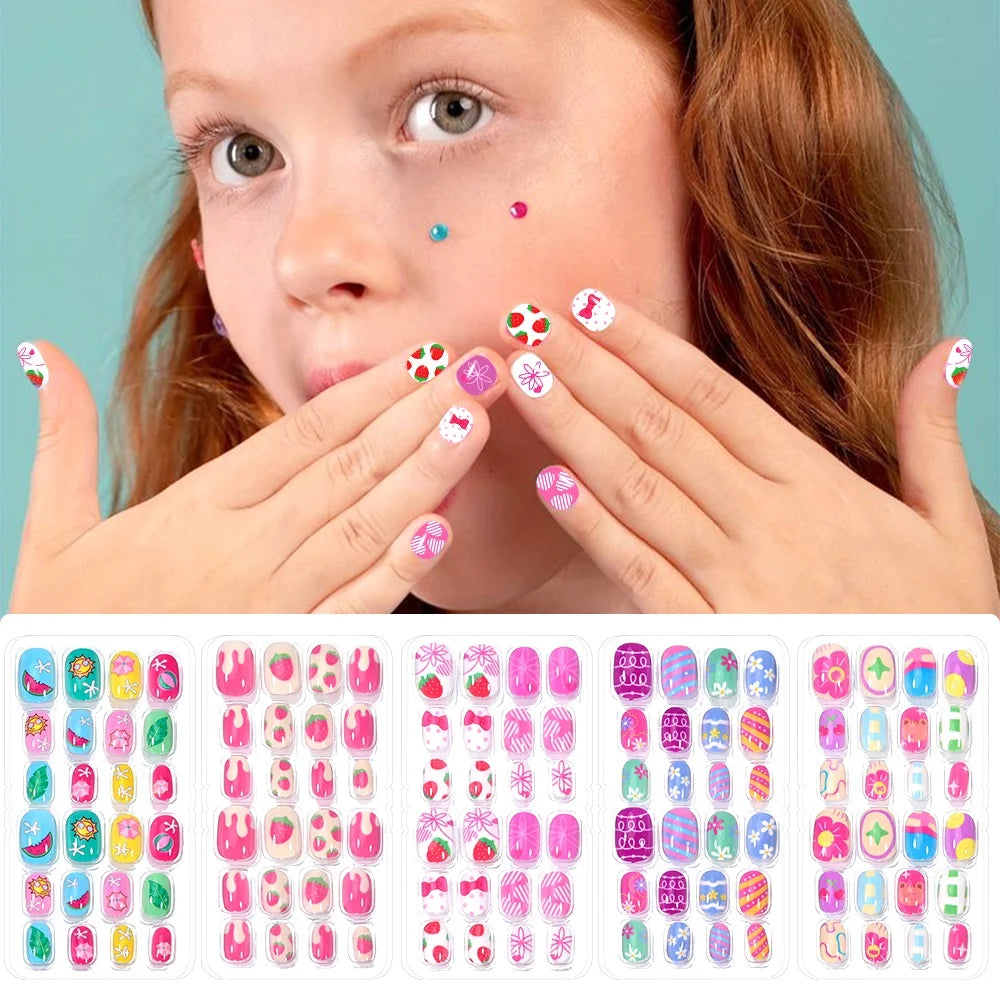 Una niña muestra varias uñas postizas de colores en sus dedos.