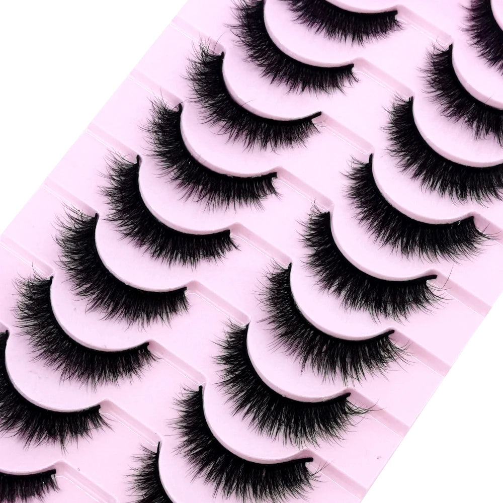 Plateau en plastique rose contenant plusieurs paires de faux cils de renard noirs.