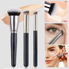 Un juego de tres brochas de maquillaje plateadas para aplicar base y corrector
