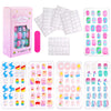 Una caja de 120 uñas postizas de presión de colores para niños, junto a las uñas individuales y una alfombrilla para manicura