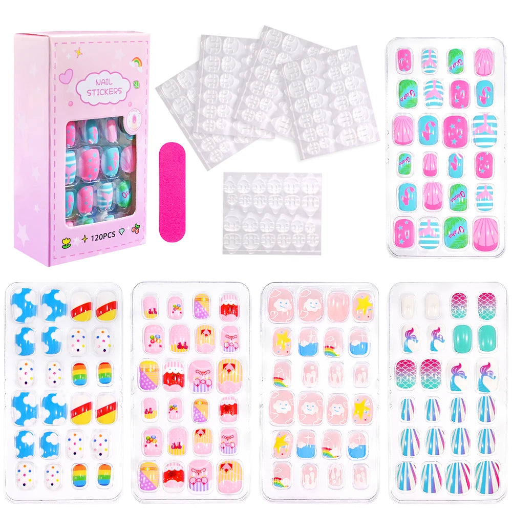 Una caja de 120 uñas postizas de presión de colores para niños, junto a las uñas individuales y una alfombrilla para manicura
