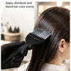 Une personne utilise un pinceau de coloration professionnel pour appliquer la couleur uniformément sur ses cheveux foncés.