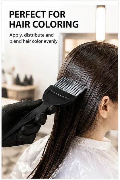 Une personne utilise un pinceau de coloration professionnel pour appliquer la couleur uniformément sur ses cheveux foncés.
