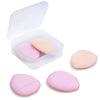 Un ensemble de tampons de fondation roses miniatures, incluant un contenant ouvert et plusieurs applicateurs individuels.