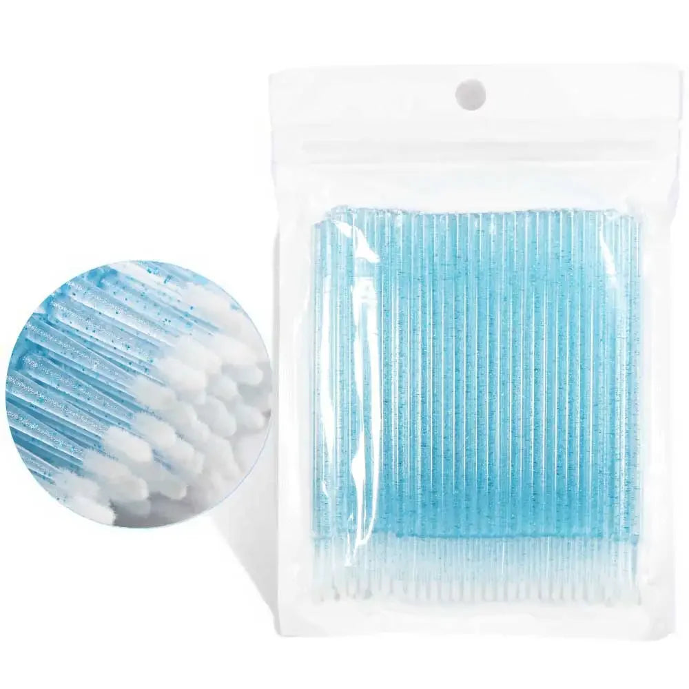 Un emballage plastique transparent contenant des cotons-tiges de précision pour extensions de cils.
