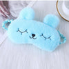 Máscara de peluche de conejo azul claro con ojos cosidos y tiras elásticas azules