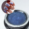 Une main avec du vernis à ongles pailleté violet tient un pot de gel constructeur bleu profond pour extensions d'ongles.