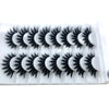 Un paquet de huit faux cils de renard mink premium dans un plateau en plastique transparent.