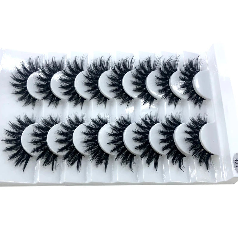 Un paquet de huit faux cils de renard mink premium dans un plateau en plastique transparent.