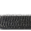 Gros plan d'un ensemble de pinces et d'un outil de coiffage noir à double manche avec des poils fins et texturés.