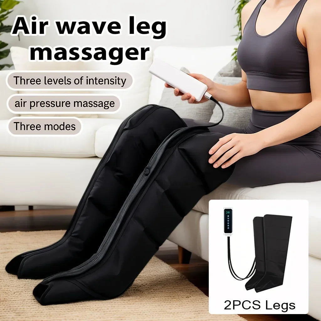 Eine Frau benutzt einen schwarzen Airwave Beinmassierer an ihren Beinen in einem Wohnzimmer.