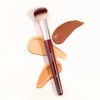 Set de brochas de maquillaje con una gran brocha esponjosa y varias brochas planas sintéticas en tonos nude y bronce
