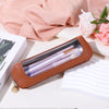 Braune PU-Leder-Make-up-Pinsel-Organizer-Tasche mit bunte Pinsel auf weißer Fläche.