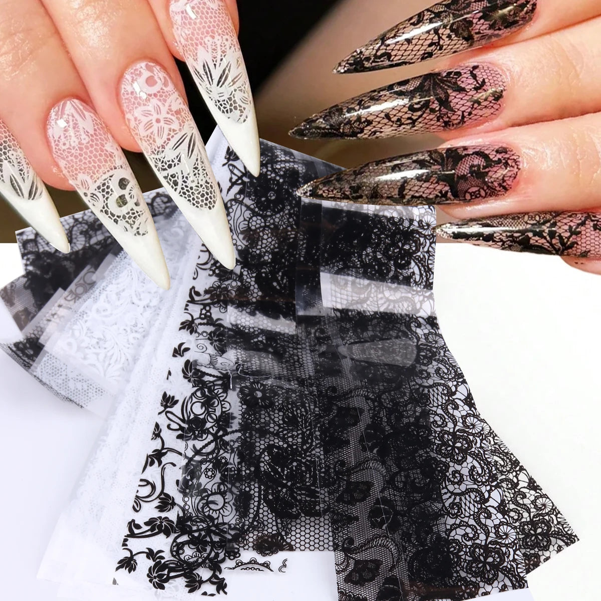 Gros plan de ongles manucurés avec des décalcomanies en feuille de dentelle noire et blanche.