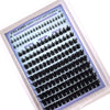 Una caja de agrupaciones de pestañas para extensiones de pestañas de salón con estilos naturales y suaves.