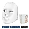 Una mascarilla facial blanca junto a su empaque y especificaciones para la rejuvenecimiento de la piel.