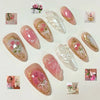 Collection de faux ongles français couleur amande rose avec motifs de paillettes et floraux.