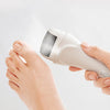 Una mano usa un dispositivo eléctrico de lima y exfoliante en el pie de una persona.