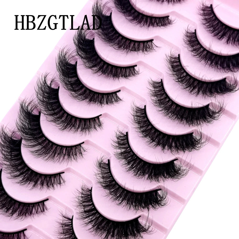 Un plateau en plastique rose contenant plusieurs paires de faux cils de renard noirs.