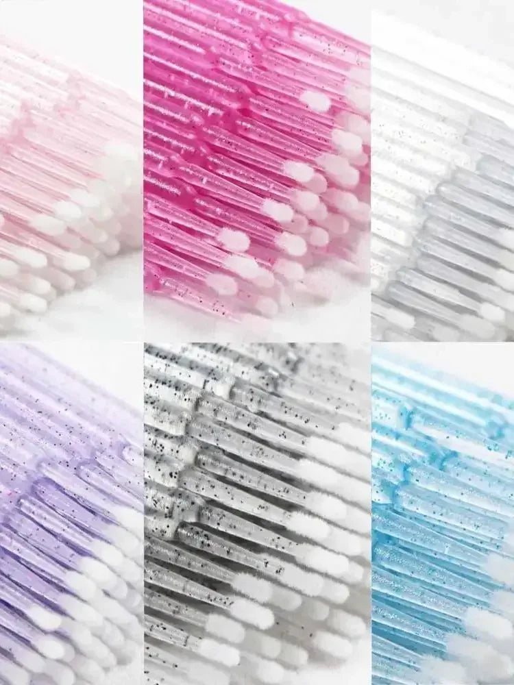 Gros plan sur divers cotons-tiges de précision dans les couleurs rose, violet, argent et bleu.
