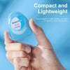 Eine Hand hält ein durchsichtiges blaues Zahnseideprodukt mit der Aufschrift Fresh Mint, das seine kompakte und leichte Bauwe