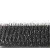 Gros plan d'un ensemble de pinces et d'un outil de coiffage noir à double manche avec des poils fins et texturés.