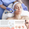 Una mujer recibe un tratamiento con un kit profesional de dermapen para la regeneración de su piel en la cara.