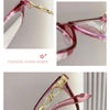 Gros plan de lunettes à œil de chat roses élégantes avec accents dorés.