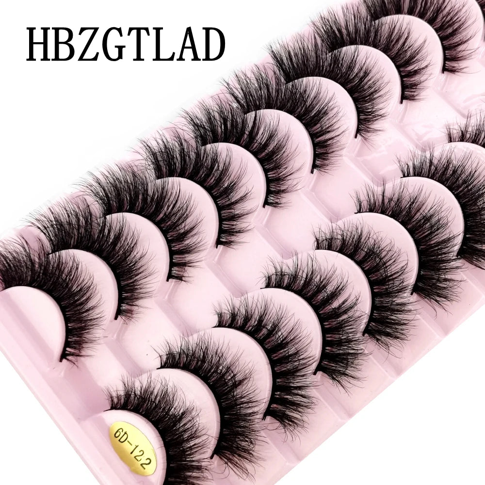 Plateau en plastique rose rempli de faux cils de renard noirs pour application.