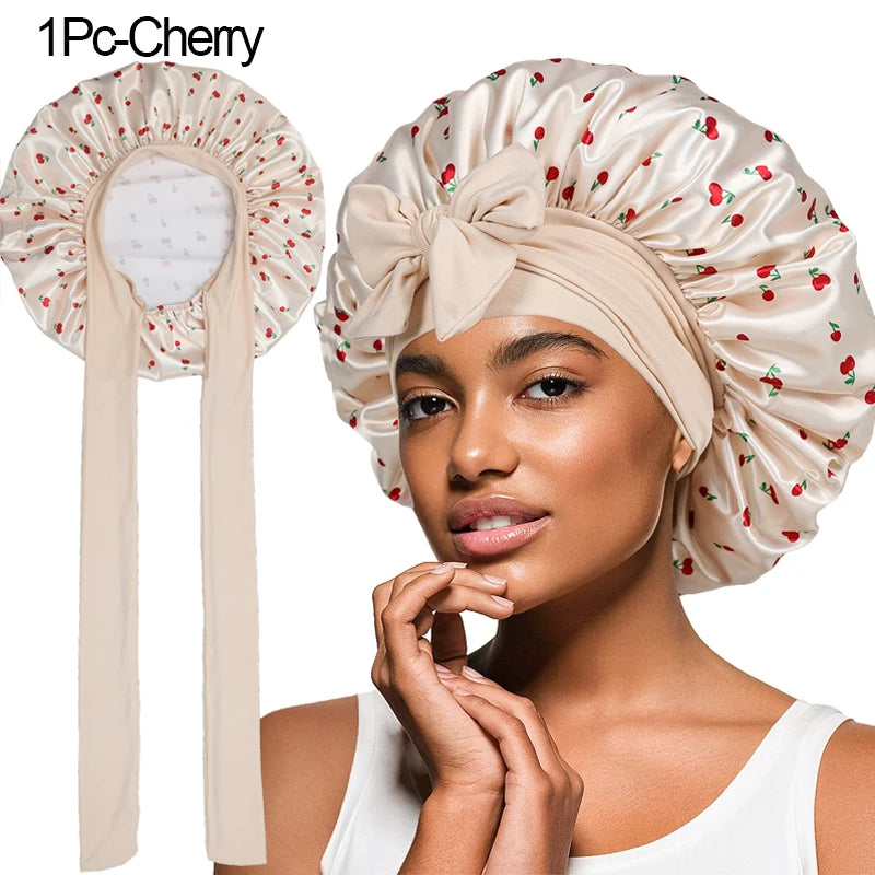 Femme portant un bonnet de nuit en satin à fermeture à la dentelle avec un nœud, vue en gros plan.