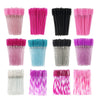 Una colección de kits de brochas desechables para pestañas en rosa, púrpura y negro.