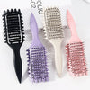 Trois peignes pour cheveux bouclés professionnels noirs, violets et roses sur fond blanc.