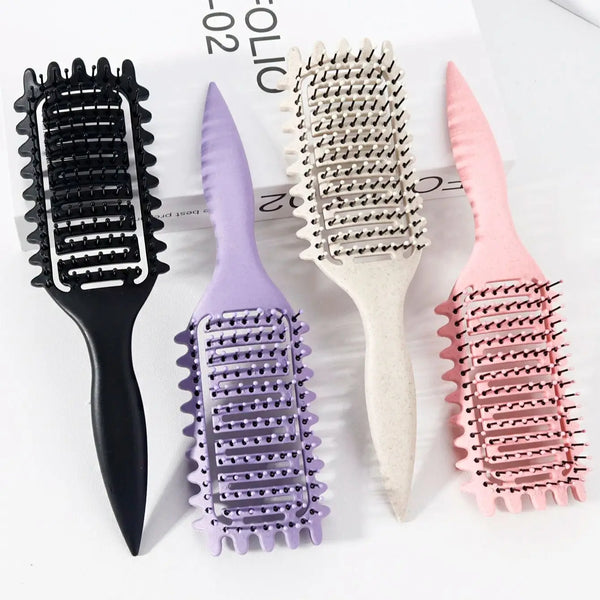 Trois peignes pour cheveux bouclés professionnels noirs, violets et roses sur fond blanc.