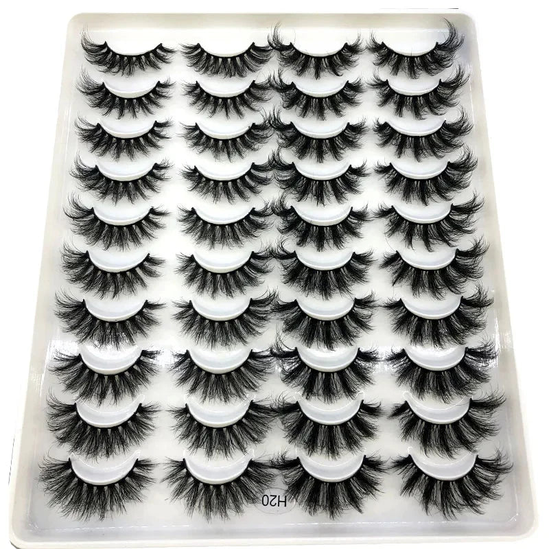 Un plateau de faux cils de renard noirs en 3D, style bande à haut volume.