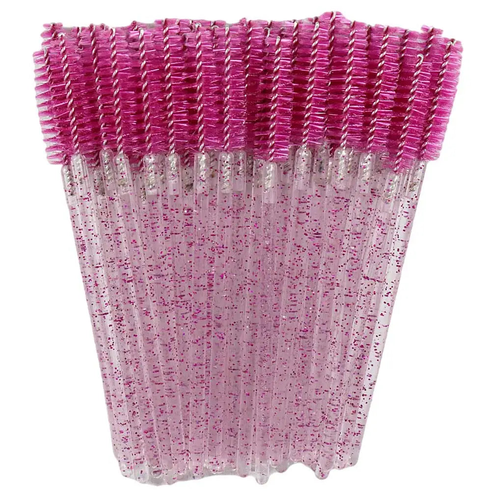 Un ensemble de pinceaux à cils jetables multicolores avec des poils roses et violets.
