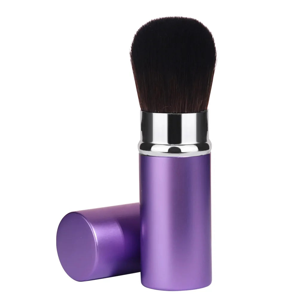 Un seul pinceau de maquillage noir rétractable avec une ferule argentée et une boîte cylindrique violette.