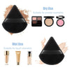 Esponja de polvo triangular negra con ejemplos de uso seco y húmedo para cosméticos.