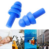Un par de tapones para el oído reutilizables de silicona azul, mostrados desde varios ángulos.