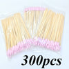 Un paquet de 300 cotons-tiges réutilisables à manche en bois de couleur rose et bois naturel.