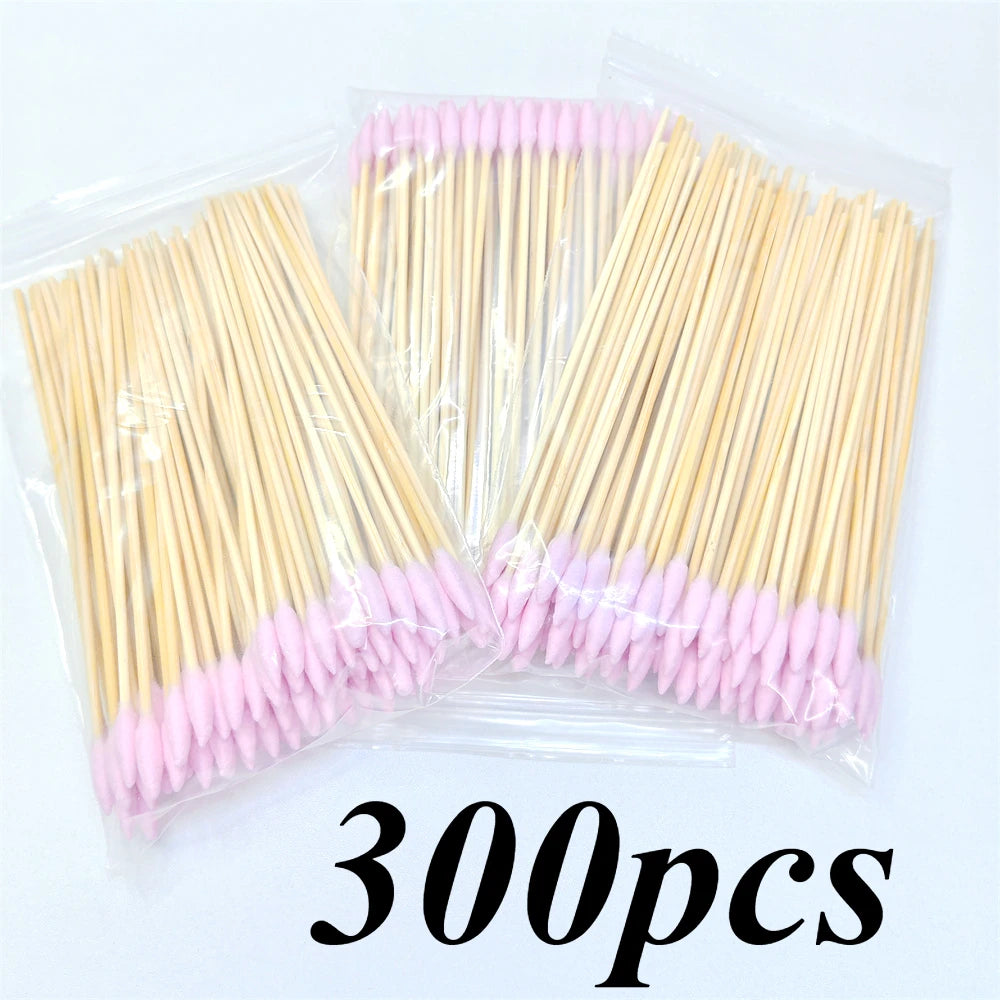 Un paquet de 300 cotons-tiges réutilisables à manche en bois de couleur rose et bois naturel.