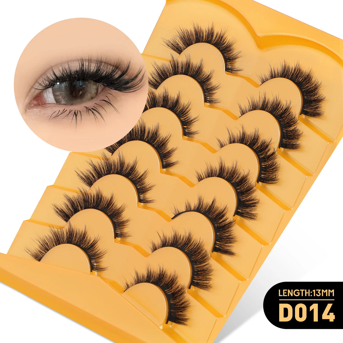 Une boîte d'extensions de cils naturelles et vaporeuses dans un plateau en plastique jaune avec un gros plan sur les cils.