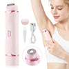 Una mujer usa un afeitador eléctrico rosa para vello corporal, mostrando el dispositivo y sus componentes.